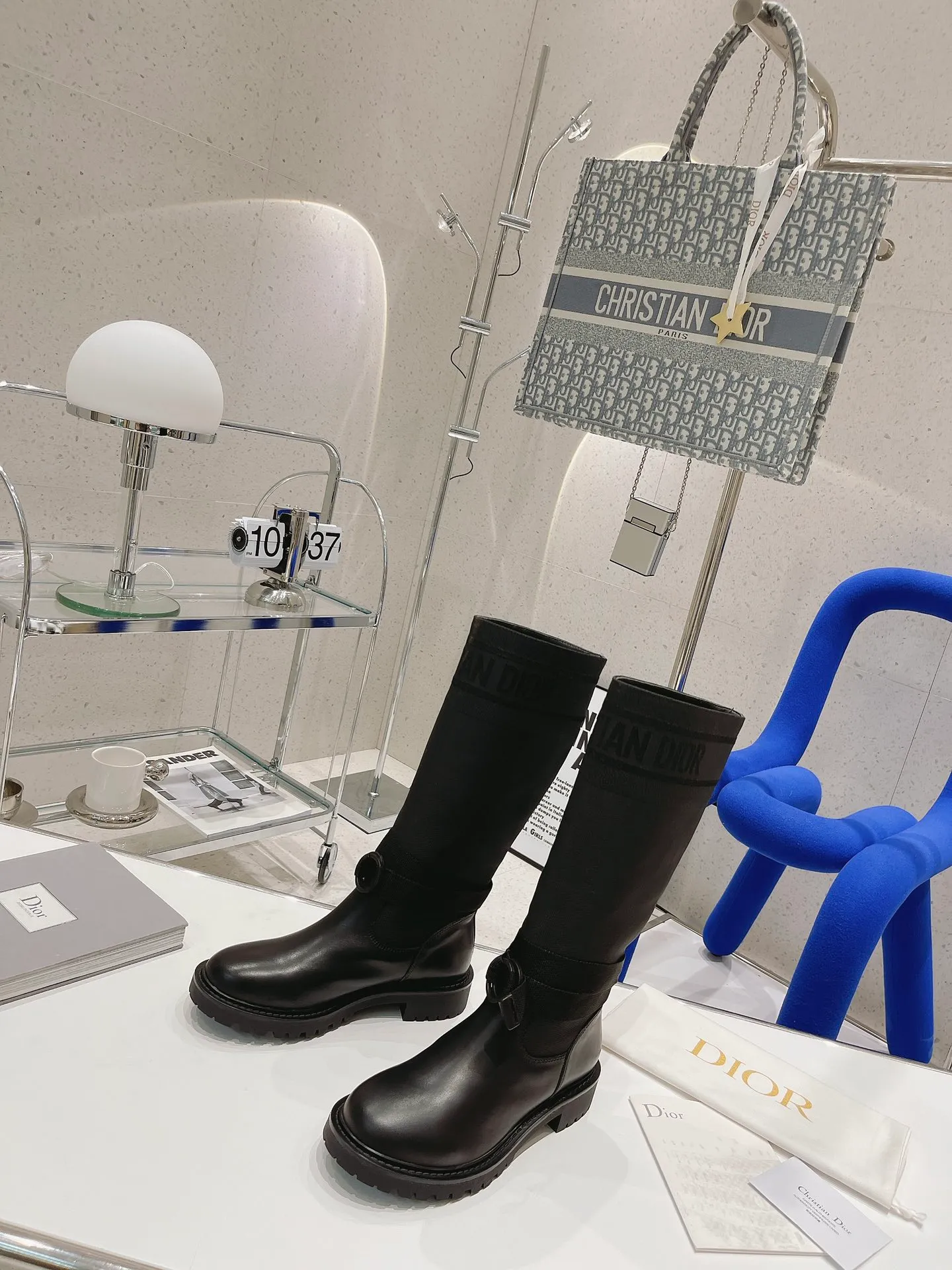 👟👟Ex-factory price 640👟👟 The highest version of Dior CD autumn and winter boots, retro work boots, one-on-one, easy to wear, good-looking and handsome Material: imported calfskin upper spliced with the latest imported technology electric embroidery fabric (not ordinary fly woven fabrics on the market) + water-dyed cowhide lining (not sheepskin lining on the market) + original molded T👟👟factory price U outsole + original molded letter buckle + latest original box packaging at the counter Heel height: 3CM Code number: 35-40